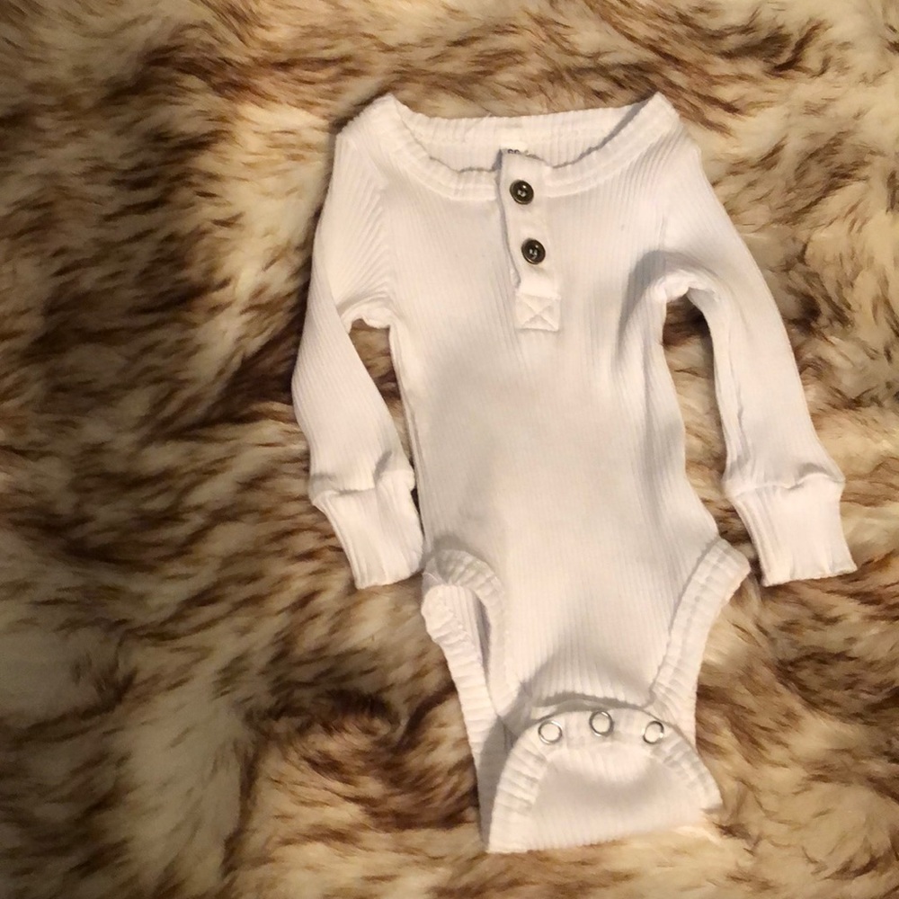 White newborn ribbed bodysuit EUC